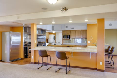 Huge Kitchen & Open Interior: Pueblo Group Getaway House in Pueblo West