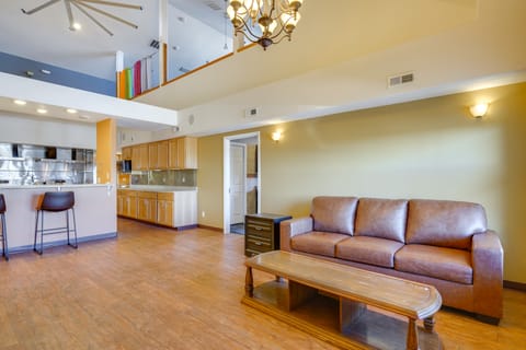 Huge Kitchen & Open Interior: Pueblo Group Getaway House in Pueblo West