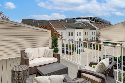 1 Mi to Dtwn Cincinnati: Spacious Townhome w/ Deck Apartment in Over The Rhine