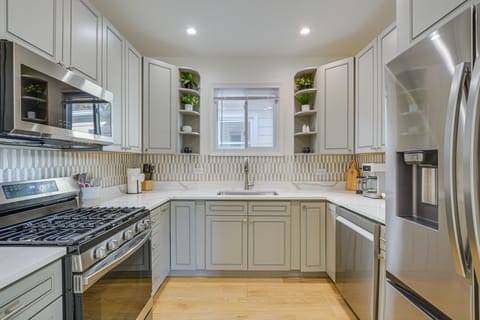 Shop, Dine & Unwind: Oak Park Home w/ Private Yard House in Oak Park