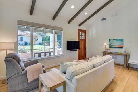 10 Mi to San Jose: Couple's Cottage w/ Hot Tub! House in Los Gatos