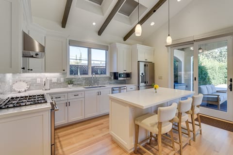 10 Mi to San Jose: Couple's Cottage w/ Hot Tub! House in Los Gatos