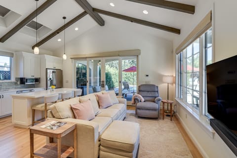 10 Mi to San Jose: Couple's Cottage w/ Hot Tub! House in Los Gatos