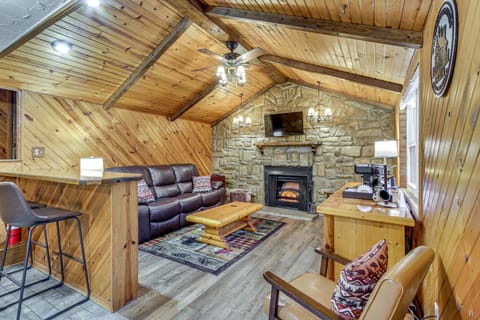 Lake Access & Hot Tub! Serene Rockbridge Cabin House in Perry Township