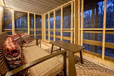 Lake Access & Hot Tub! Serene Rockbridge Cabin House in Perry Township
