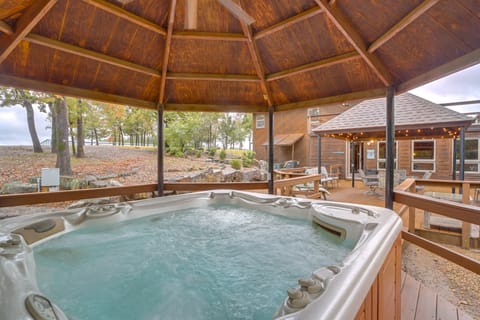 Lake Eufaula Cabin w/ Dock at Nine Marina House in Longtown
