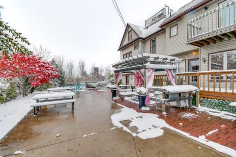 Walk to the Falls! Niagara Retreat w/ Hot Tub House in Niagara Falls