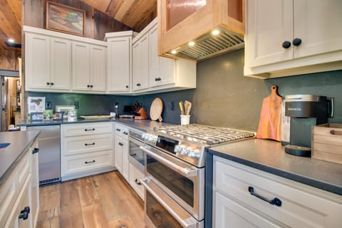 Walk to White River: Cozy Escape w/ Screened Porch House in Cotter