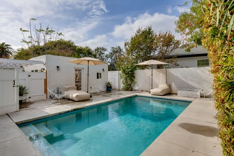 1 Mi to Rose Bowl: Serene Couple's Retreat w/ Pool Apartment in Altadena