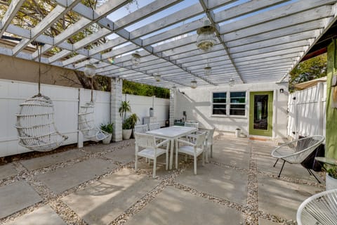 1 Mi to Rose Bowl: Serene Couple's Retreat w/ Pool Apartment in Altadena