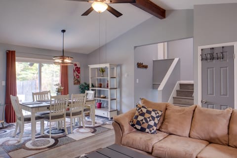 11 Mi to Dtwn Cleveland: Richmond Heights Retreat! House in Lake Erie