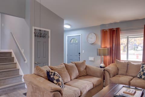 11 Mi to Dtwn Cleveland: Richmond Heights Retreat! House in Lake Erie