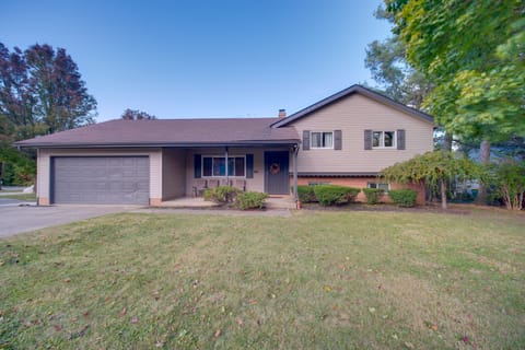 11 Mi to Dtwn Cleveland: Richmond Heights Retreat! House in Lake Erie