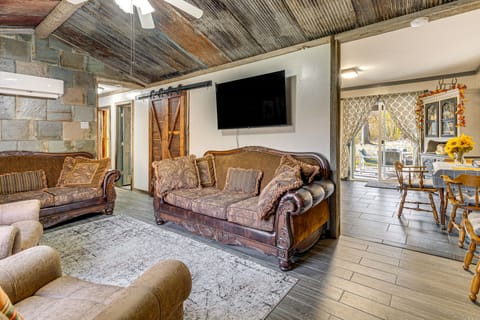 9 Mi to Hocking Hills SP: Cabin w/ Private Hot Tub House in Ohio