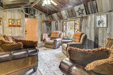 9 Mi to Hocking Hills SP: Cabin w/ Private Hot Tub House in Ohio