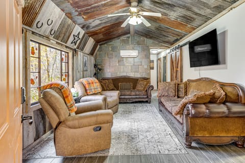 9 Mi to Hocking Hills SP: Cabin w/ Private Hot Tub House in Ohio