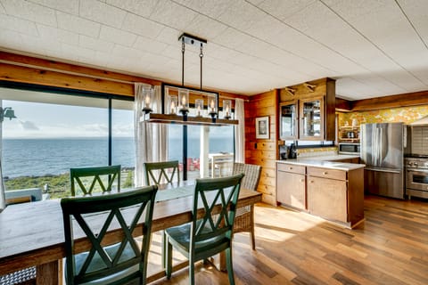 Whale Watch & Relax Fireside: Puget Sound Gem! House in Whidbey Island