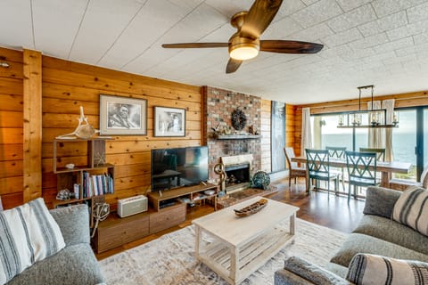 Whale Watch & Relax Fireside: Puget Sound Gem! House in Whidbey Island