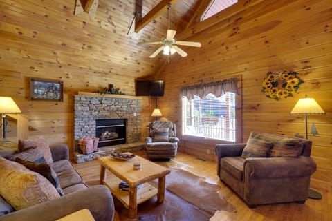 2 Mi to Dtwn: Family-Friendly Cabin in Gatlinburg! House in Gatlinburg