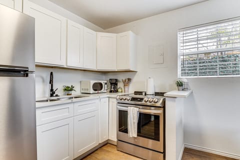 Walk to Park: Dog-Friendly Retreat in Pflugerville Apartment in Pflugerville