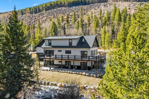 Hot Tub & Game Room! Luxury Blue River Retreat House in Blue River