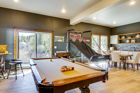 Hot Tub & Game Room! Luxury Blue River Retreat House in Blue River