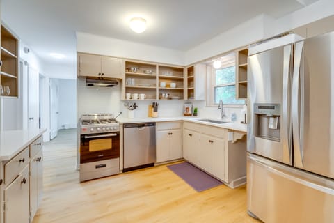 Walk to UT Austin! Charming Duplex w/ Game Room Apartment in Austin