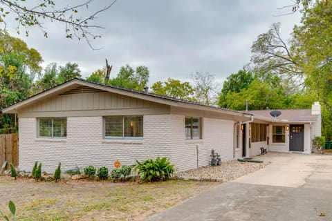 Walk to UT Austin! Charming Duplex w/ Game Room Apartment in Austin