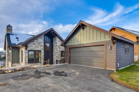 5 Mi to Winter Park Resort! Luxe Home w/ Hot Tub House in Fraser