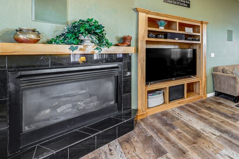 Napa Nearby! Large Home w/ Hot Tub & Dtwn Access House in Fairfield