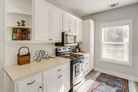 Walk to Museums & Wineries: Fredericksburg Gem! House in Fredericksburg