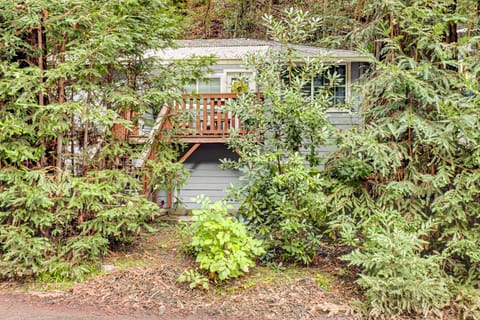Russian River Retreat! Woodsy Guerneville Bungalow House in Russian River