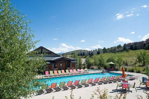 Ski-In/Out 2BR Granby Condo w/ Mtn Views & Hot Tub Apartment in Granby