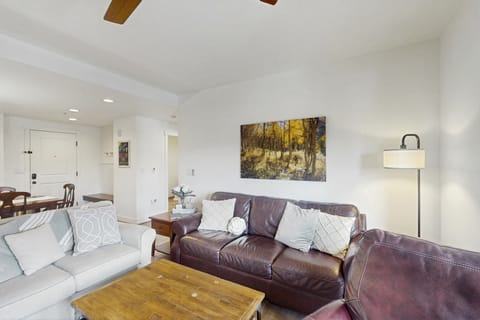 Ski-In/Out 2BR Granby Condo w/ Mtn Views & Hot Tub Apartment in Granby