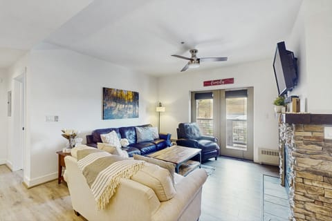 Ski-In/Out 2BR Granby Condo w/ Mtn Views & Hot Tub Apartment in Granby