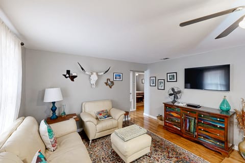 3 BR cozy Home w/ play room, Patio & Fire Pit House in Kerrville