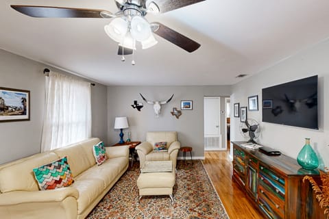 3 BR cozy Home w/ play room, Patio & Fire Pit House in Kerrville