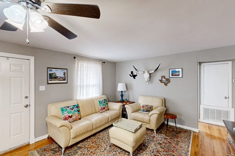 3 BR cozy Home w/ play room, Patio & Fire Pit House in Kerrville