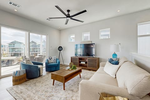 Charming Home w/ Hot Tub & W & D House in Kingsland