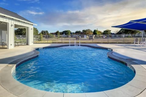 Charming Home w/ Hot Tub & W & D House in Kingsland