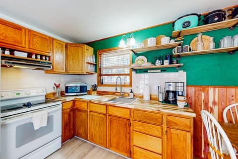 Relax at 'The Cove' Waterfront Getaway House in Roaring River Township