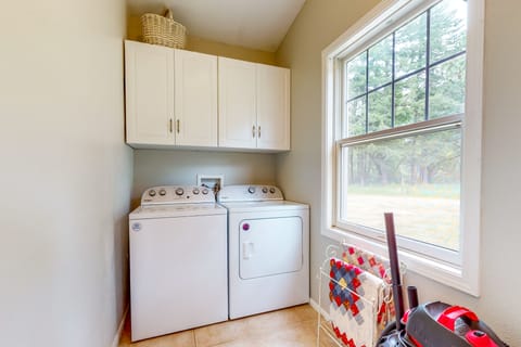 HomeSted Cottage: Home on Beautiful Farmland House in Willamette Valley