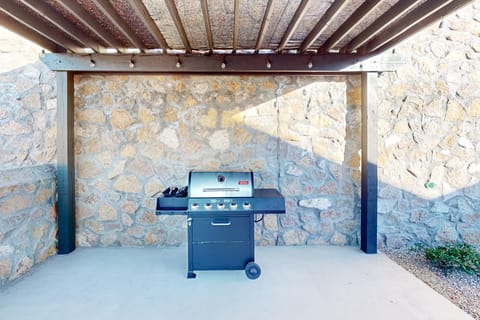 4BR w/ Private Yard, outdoor Games, Grill, & W & D House in El Paso