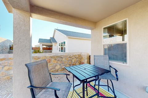 4BR w/ Private Yard, outdoor Games, Grill, & W & D House in El Paso