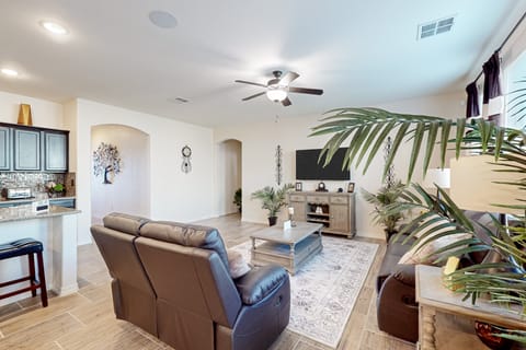 4BR w/ Private Yard, outdoor Games, Grill, & W & D House in El Paso