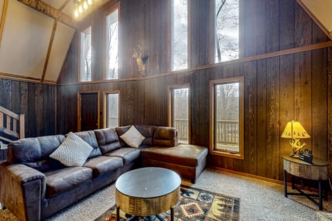 4BR Wooded Acreage w/ Hot Tub & Game Room House in Indiana