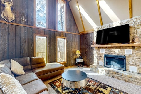 4BR Wooded Acreage w/ Hot Tub & Game Room House in Indiana