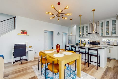 3BR Modern 2-Story Home w/ Kitchen & Backyard House in Granite Shoals