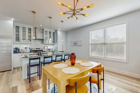 3BR Modern 2-Story Home w/ Kitchen & Backyard House in Granite Shoals