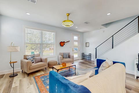 3BR Modern 2-Story Home w/ Kitchen & Backyard House in Granite Shoals